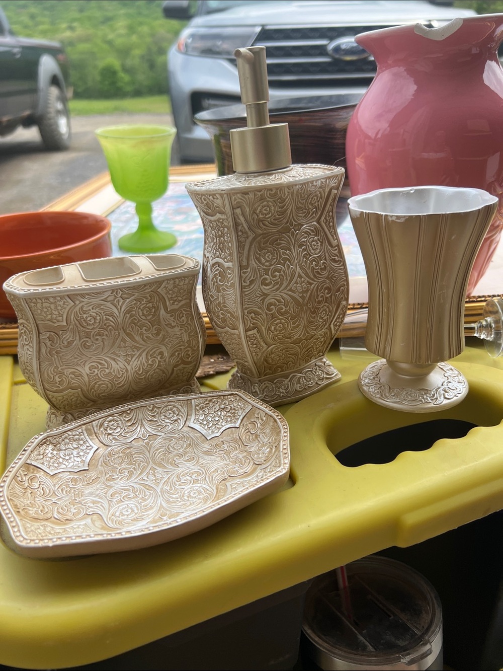 Source Unknown Cream Ornate Bathroom Accessory Set